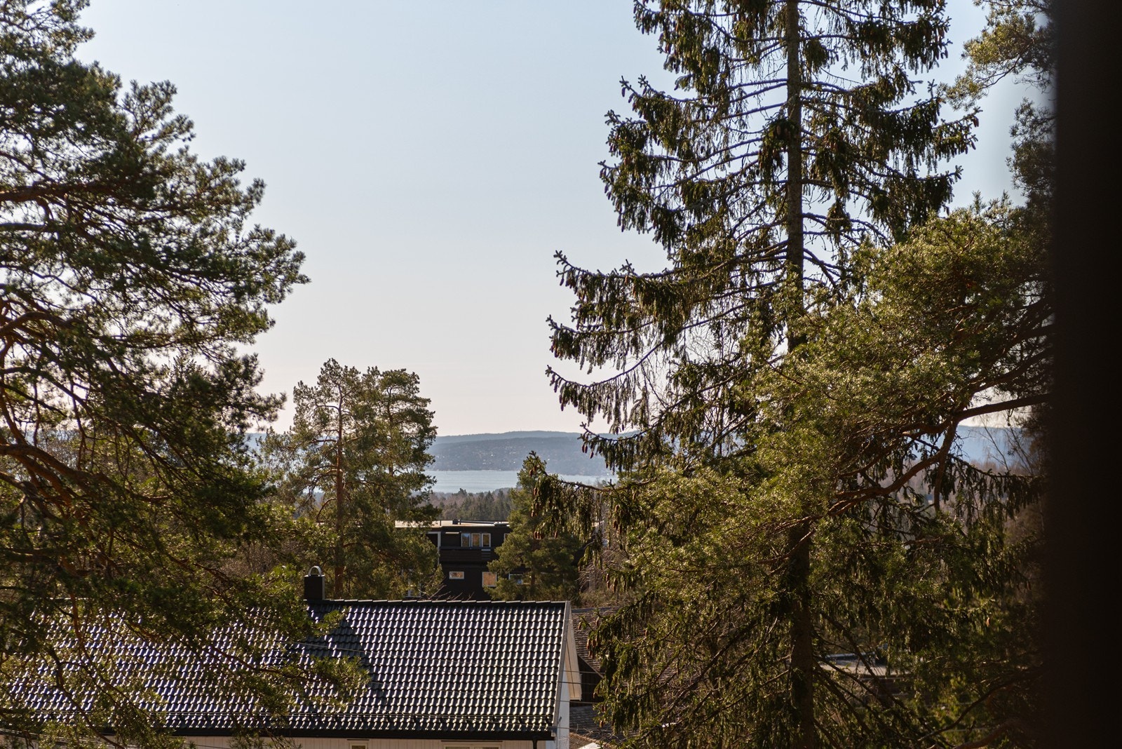 Sjøgløtt mot Osofjorden. Ønsker du mer sjøutsikt kan man etablere en takterrasse på det øverste taket (IG foreligger). Galleribilde