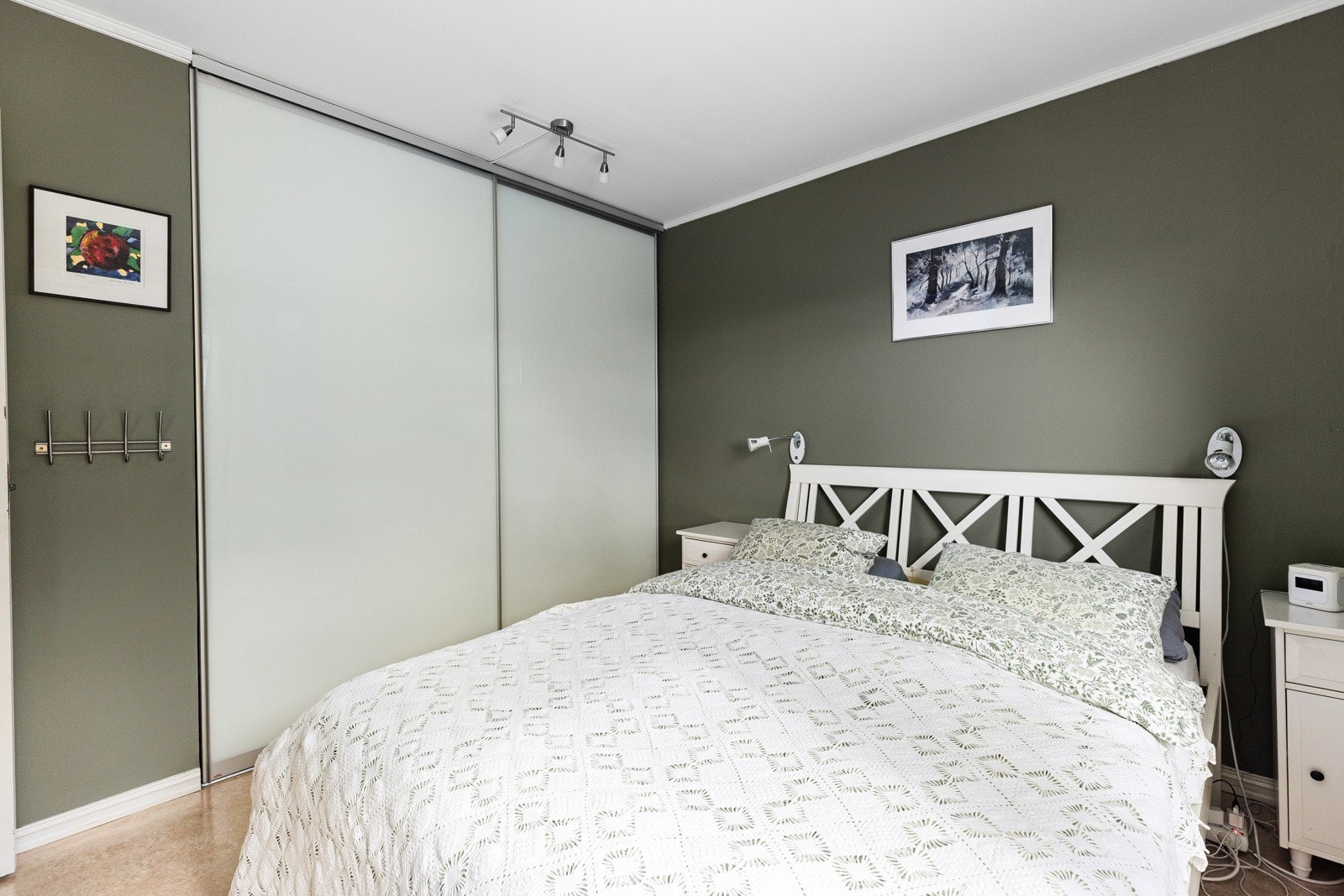 Soverom 1 har stor skyvedørsgarderobe. Galleribilde