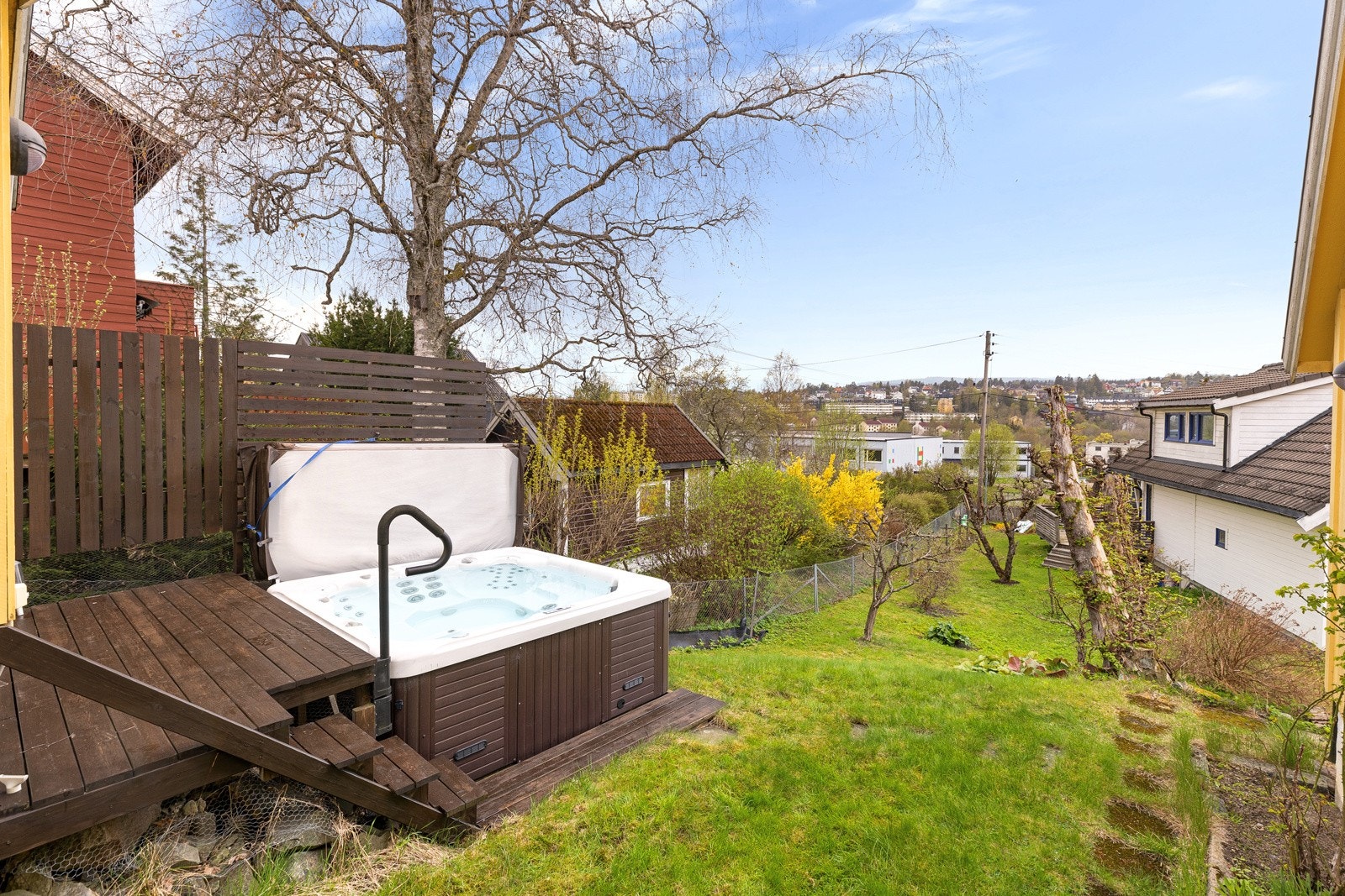 Det er en separat terrasseplatting med jacuzzi. Galleribilde