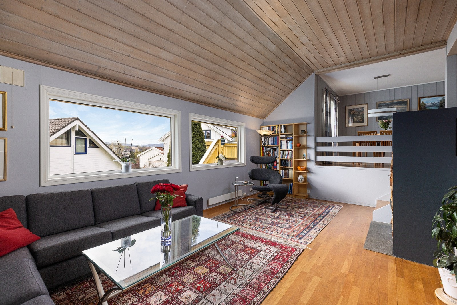 Stor og luftig stue med en imponerende takhøyde på 3,42 meter. De store vindusflatene gir godt med naturlig lys. Galleribilde