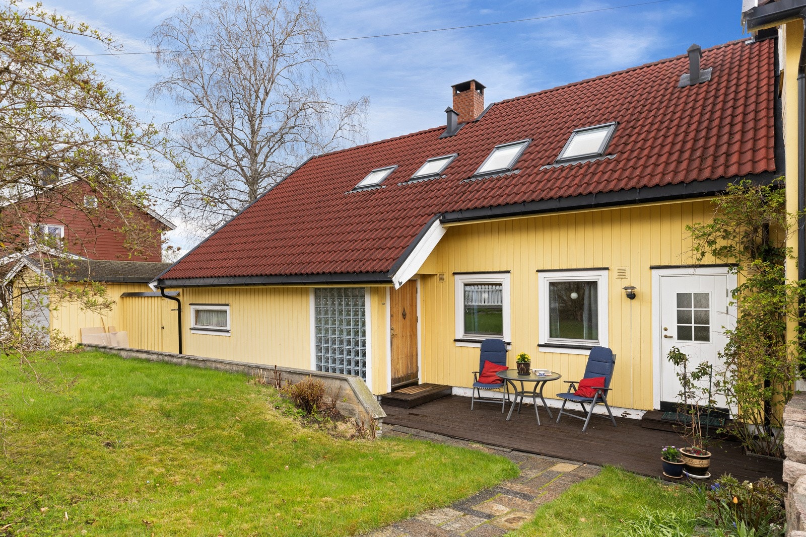 Inngangspartiet er tilrettelagt med terrasseplatting som har plass til sittegruppe, perfekt for morgenkaffen. Galleribilde
