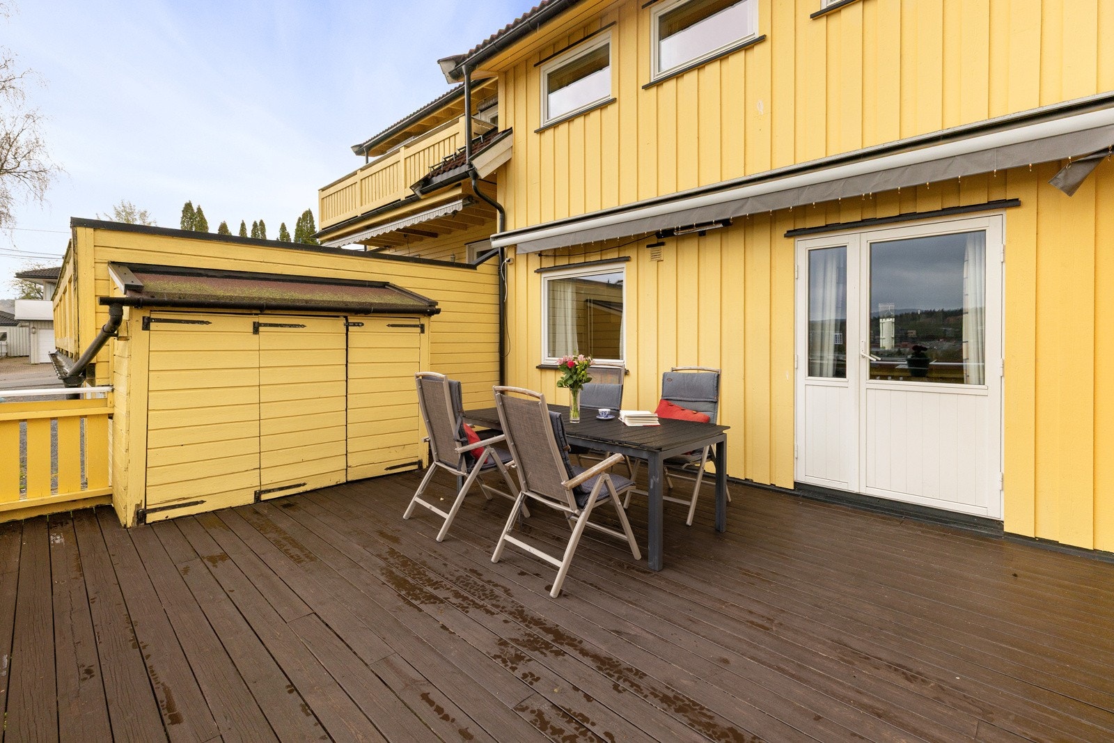 Boligen har en stor terrasse på ca. 29 kvm med markise som gir solskjerming på varme dager. Galleribilde