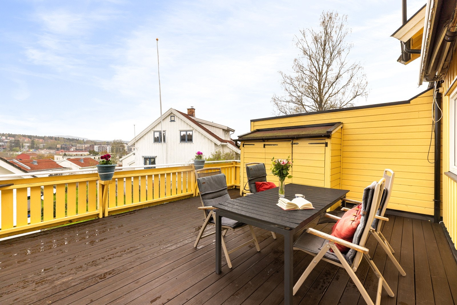 På terassen finner man en bod for oppbevaring av grill, utemøbler og hageputer. Galleribilde