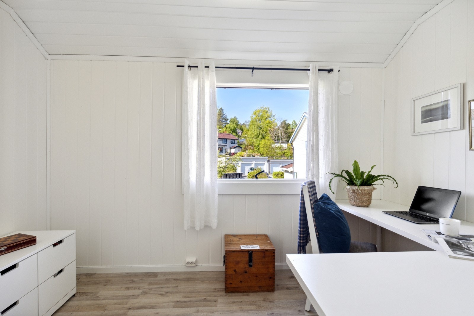 Dagens eier benytter det ene soverommet til kontor. Galleribilde