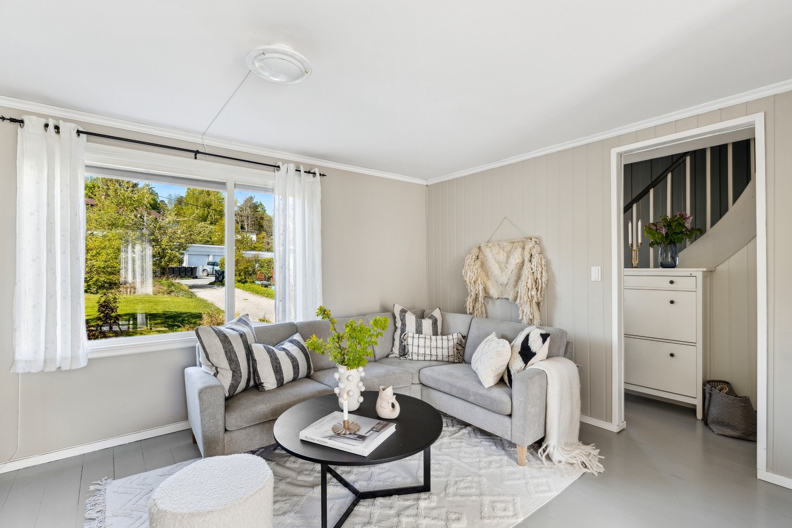 Stuen fremstår som lys og innbydende, med en åpen og sosial planløsning. Galleribilde