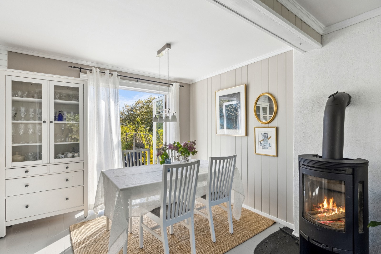 Spiseplass i den ene delen av stuen innbyr til sosialt samvær med familie og venner til et hyggelig måltid. Galleribilde