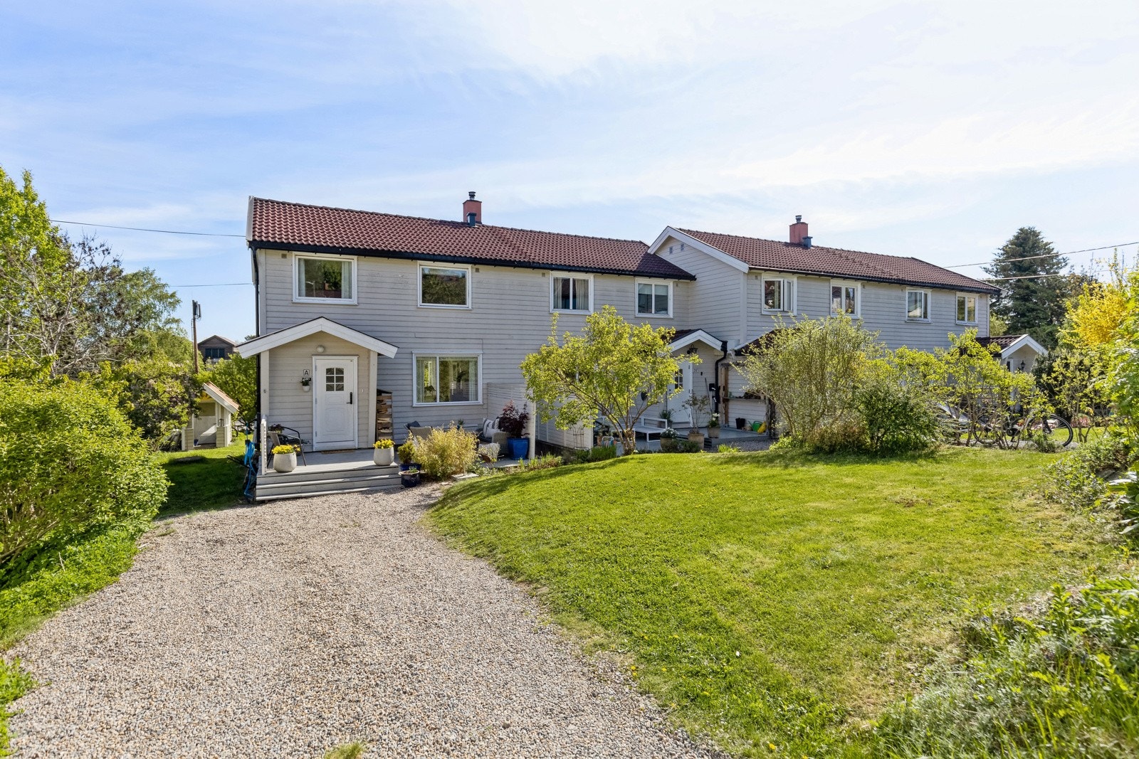 Enderekkehuset har flotte grøntarealer rett utenfor døren - et eldorado for barn og voksne. Galleribilde
