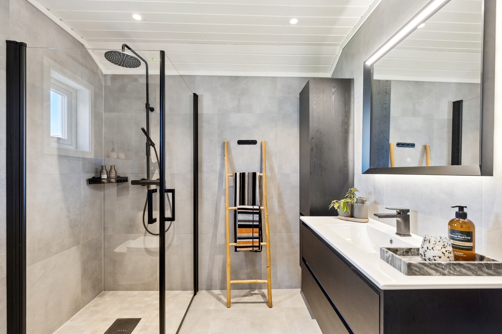 Lekkert, moderne og flislagt bad fra 2023 med varmekabler i gulv. Her kan man ikke få noe annet enn en god start på dagen! Galleribilde