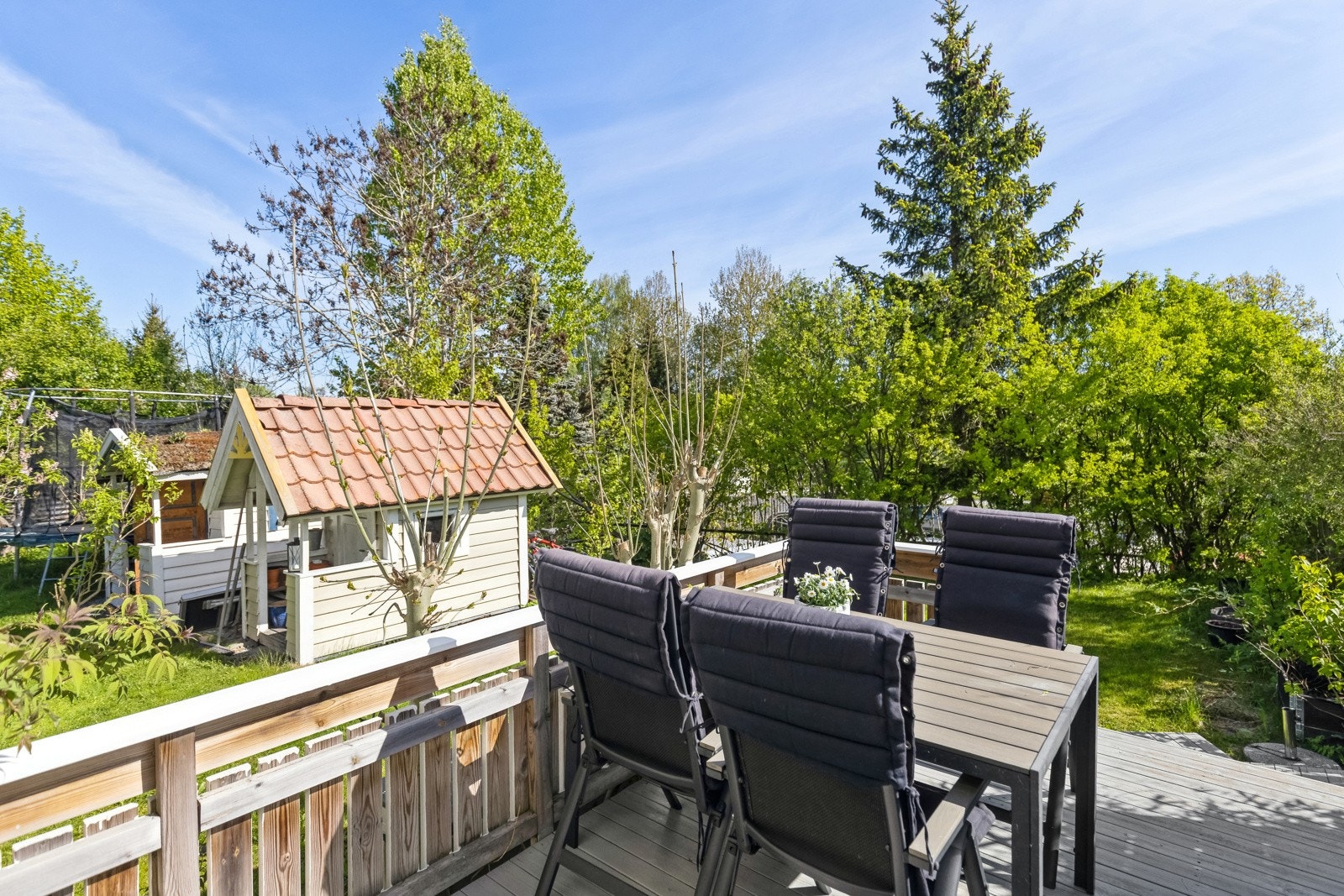 Fra stuen er det utgang til en herlig balkong med trapp til den koselige hagen Galleribilde