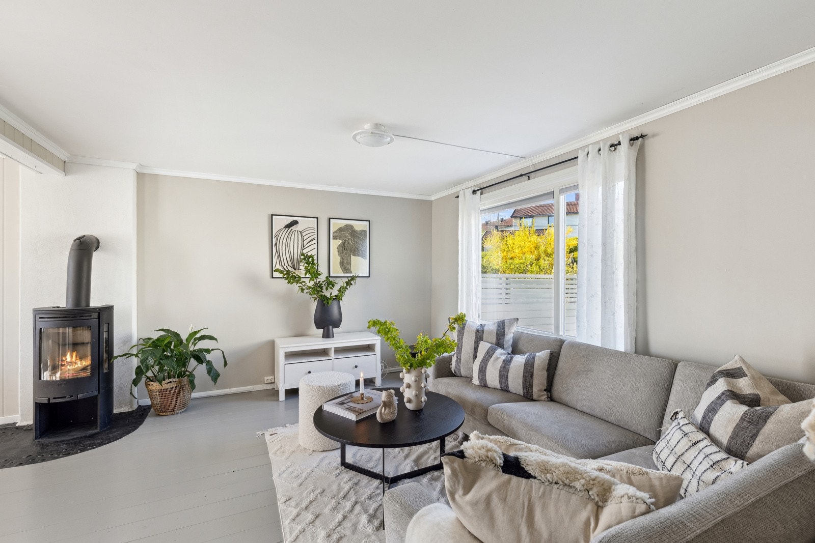 I stuen er det en nyere peisovn som gir god varme og skaper en koselig atmosfære på kjølige dager. Galleribilde