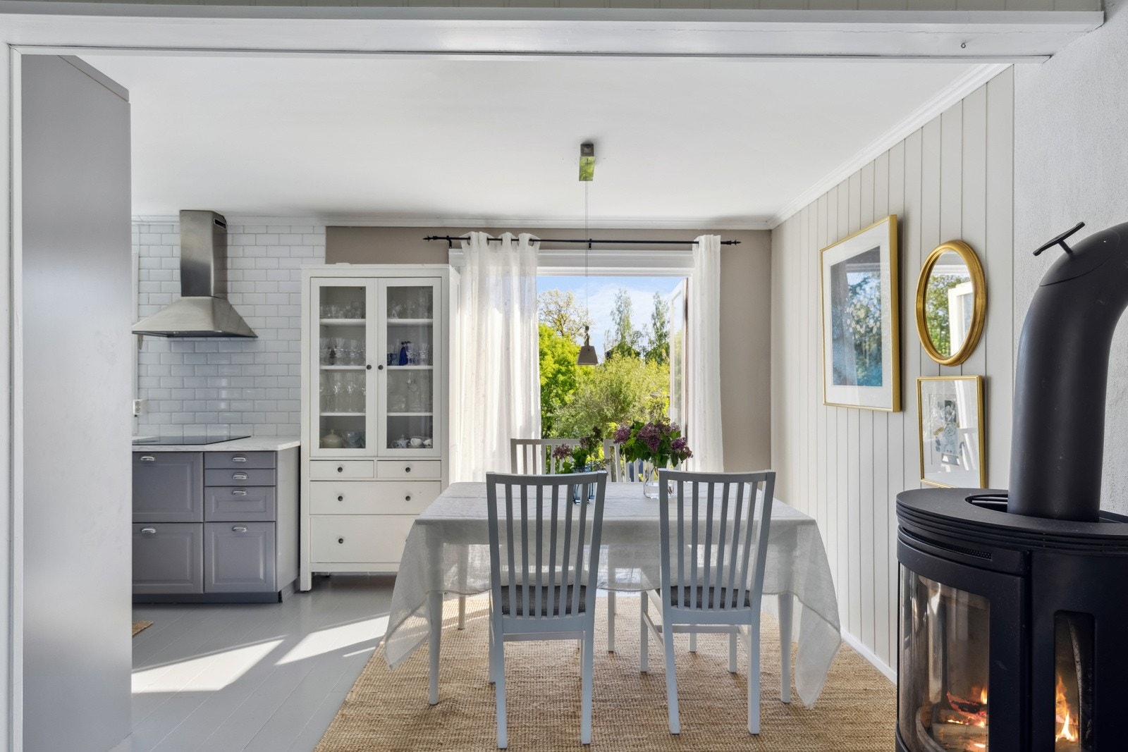 Utgang til terrasse og den fine hagen Galleribilde