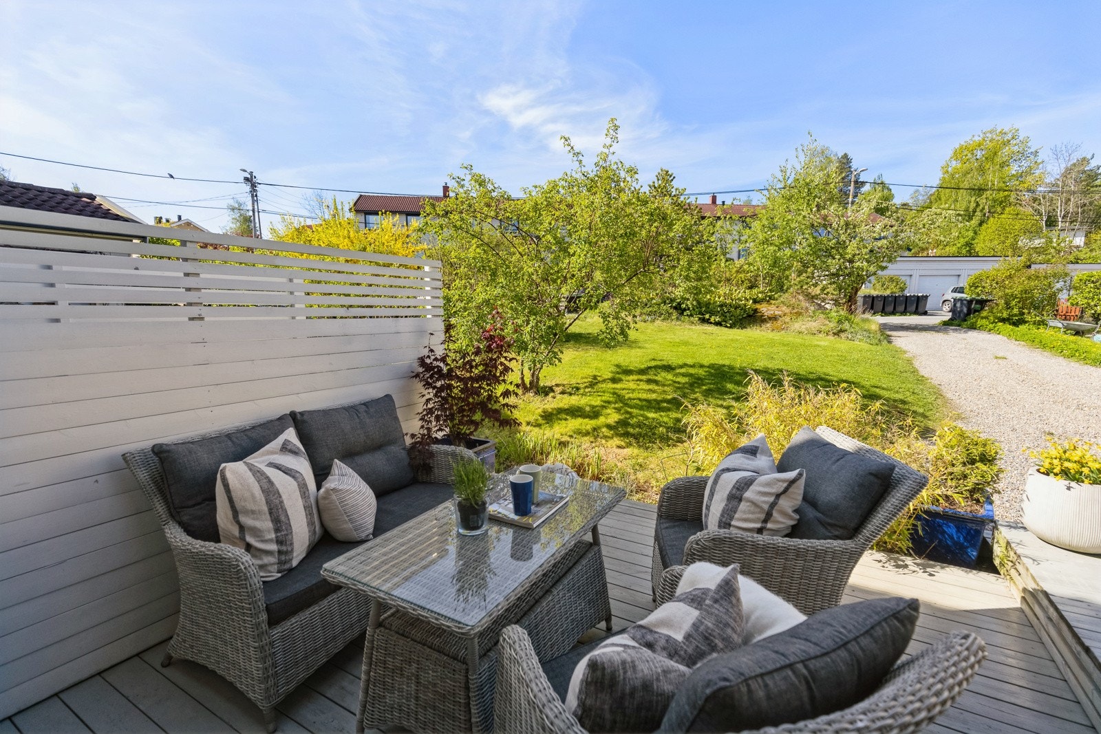 Ved inngangspartiet er det en koselig uteplass hvor man kan nyte sin morgenkaffe Galleribilde