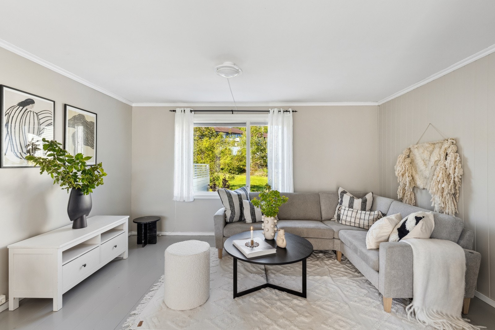 Stuen har god plass til sofagruppe og annet møblement Galleribilde