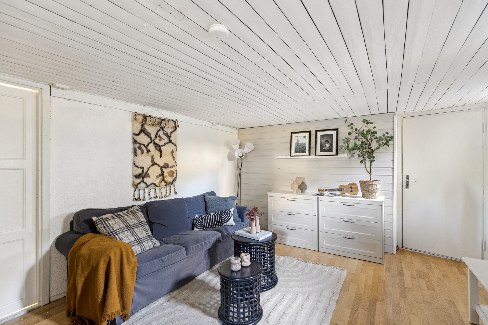 Kjeller er innredet og det er blant annet laget bad, kjellerstue og badstue. Dette er imidlertid ikke omsøkt og kjeller er ikke godkjent til varig opphold. Galleribilde