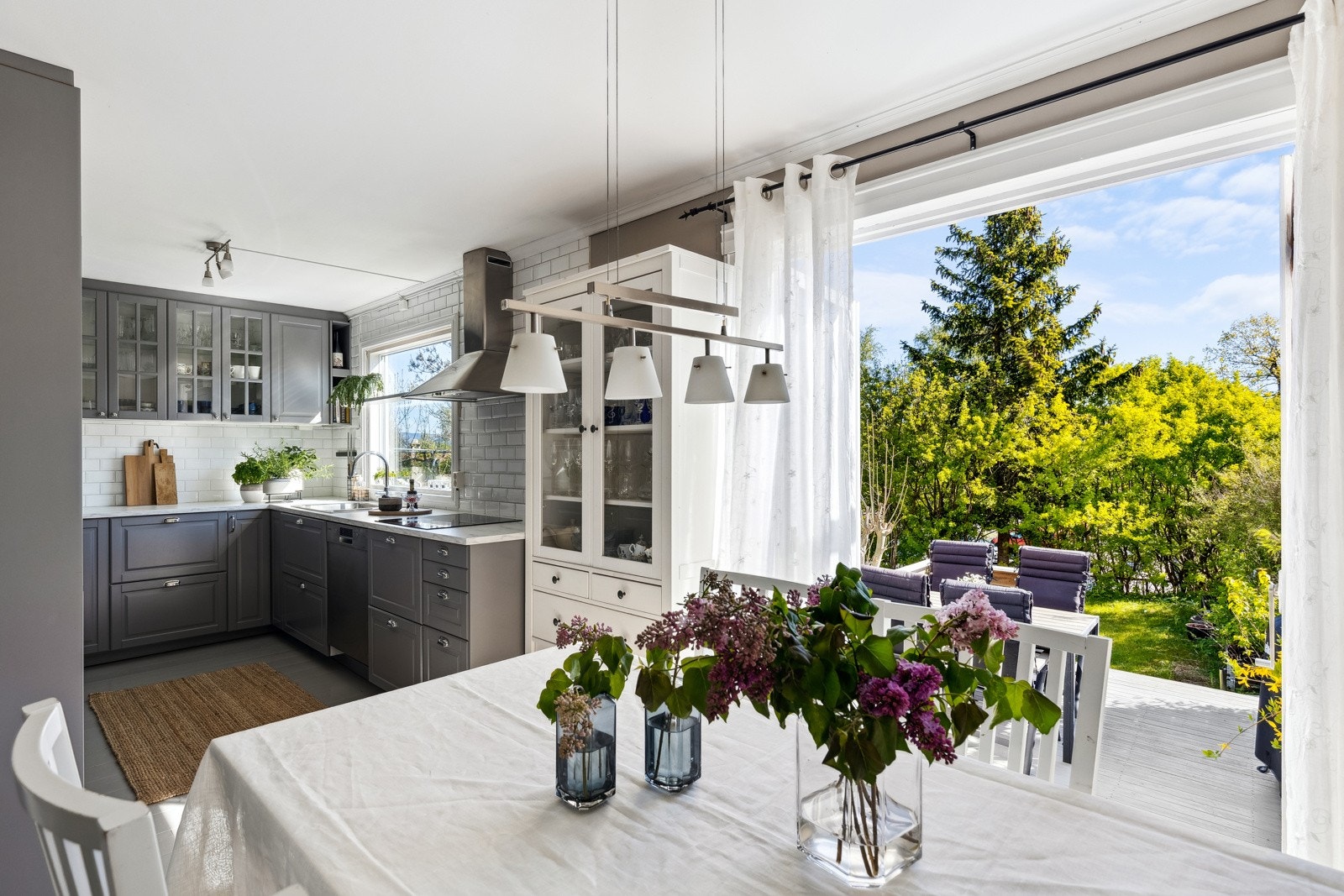 Stuen er i delvis åpen løsning mot kjøkkenet. Galleribilde