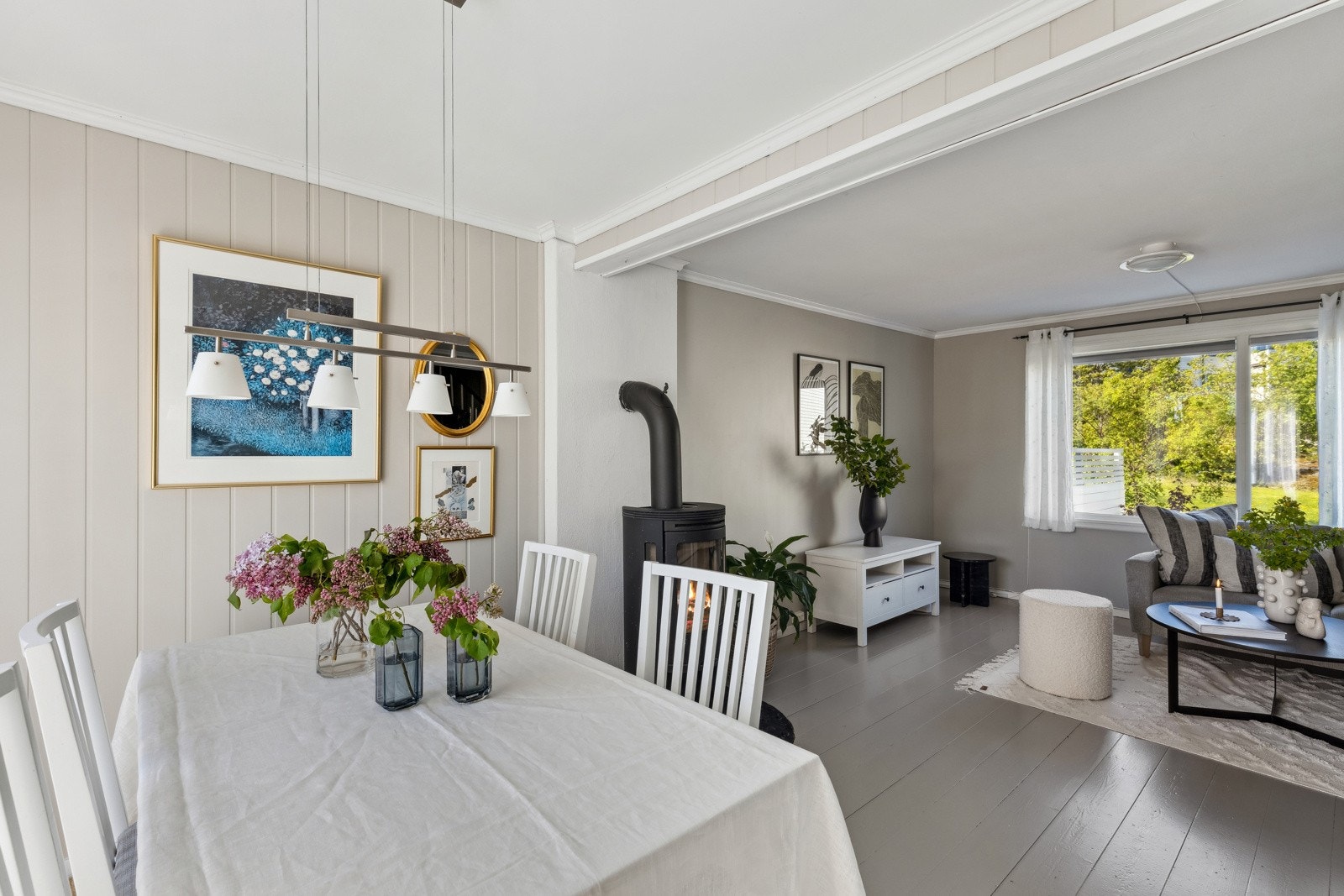 Rommet er malt i lyse og tidsriktige farger som gir et harmonisk inntrykk Galleribilde