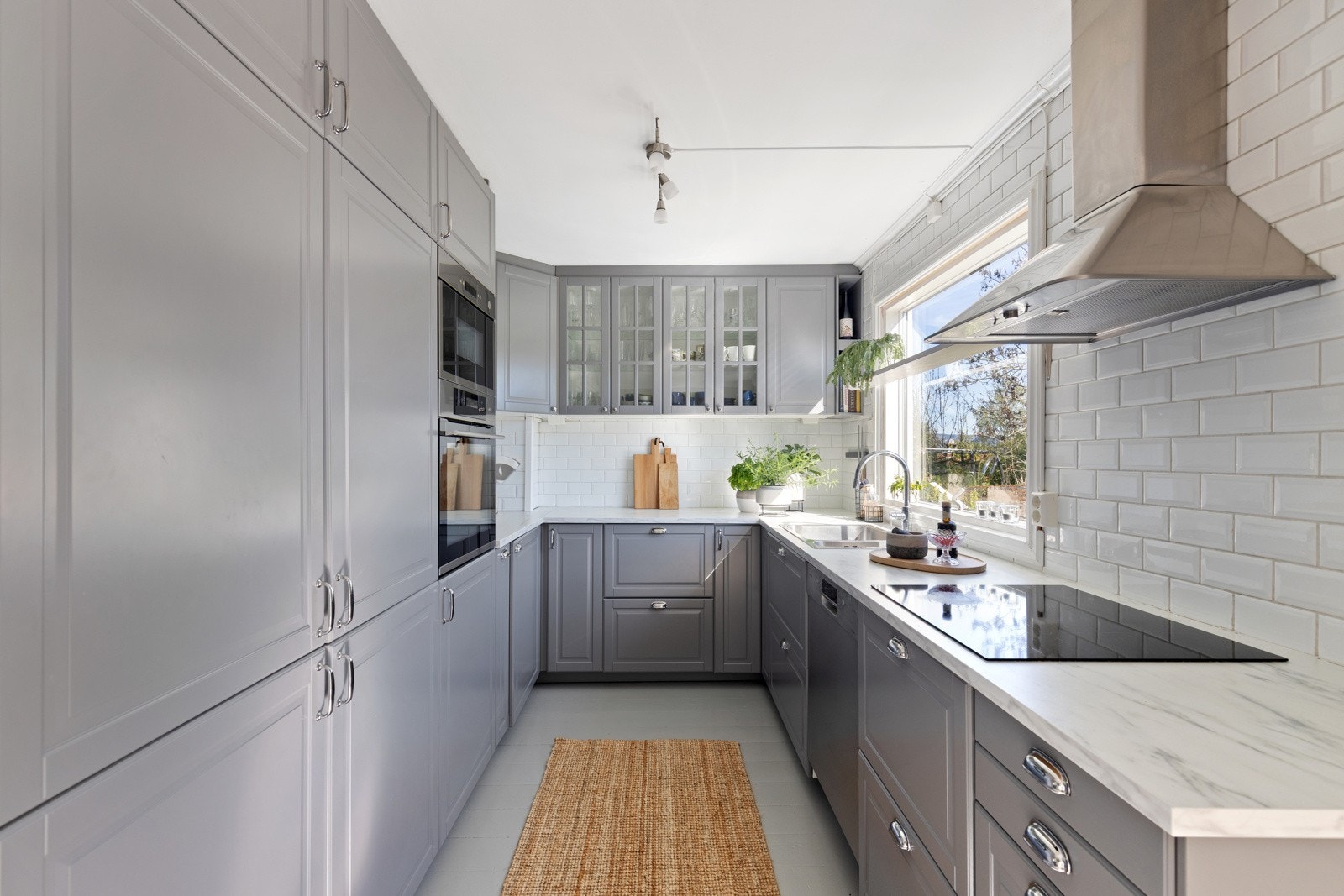 Moderne, pent kjøkken fra 2020 med innredning med profilerte fronter og integrerte hvitevarer. Galleribilde