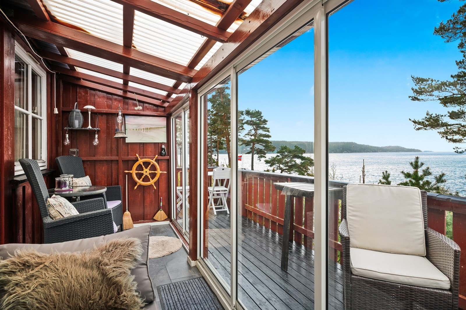 Verandaen er delvis overbygget og innglasset Galleribilde