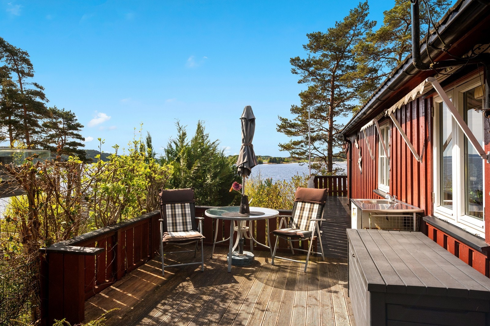 Fra terrassen er det utsikt utover Svalerødkilen Galleribilde