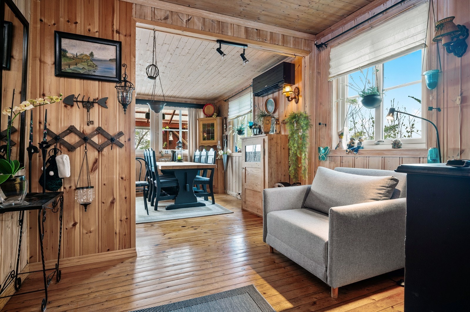 Stuen er av god størrelse med god plass til både sofa- og spisegruppe Galleribilde