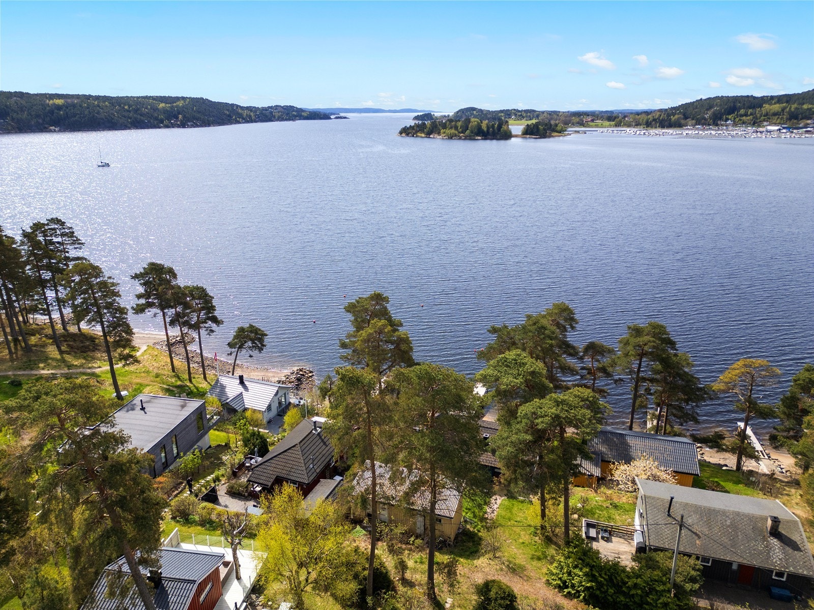 Det er kort avstand med båt til Hvaler og Skjærhalden, samt til Sverige med den vakre skjærgården og flotte steder som Strømstad og Koster Galleribilde