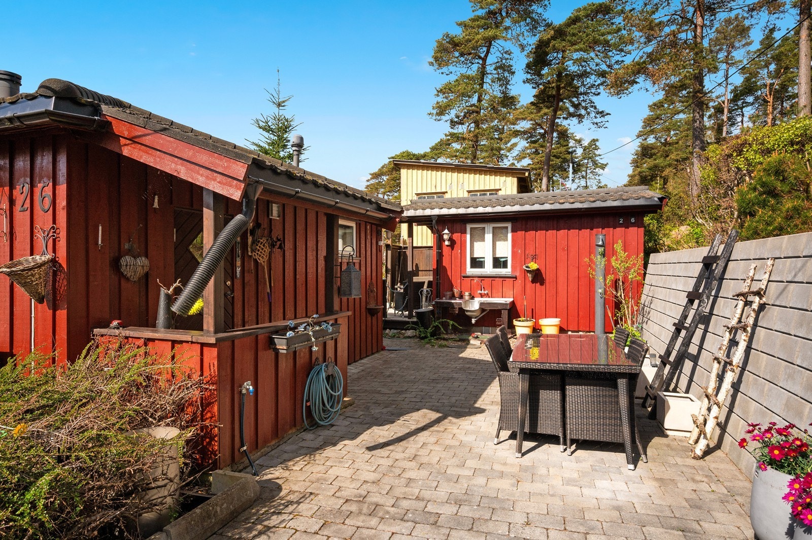 Eiendommen har pent opparbeidede uteområder Galleribilde