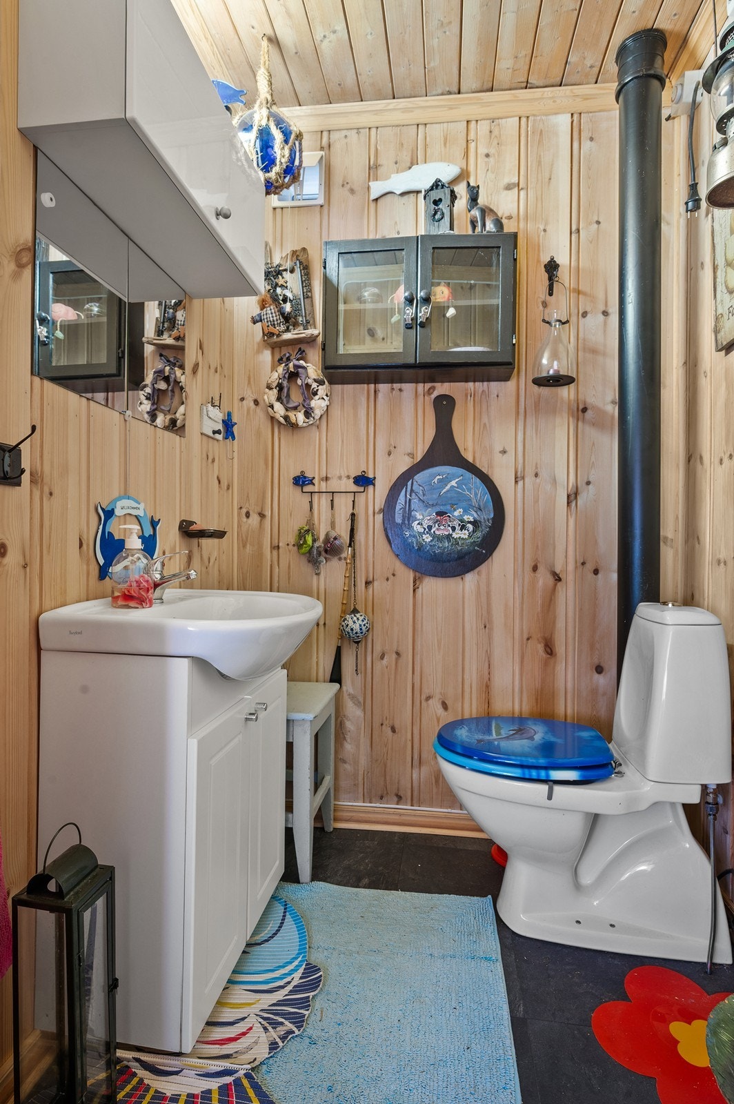 Toalettrom med toalett og servant Galleribilde