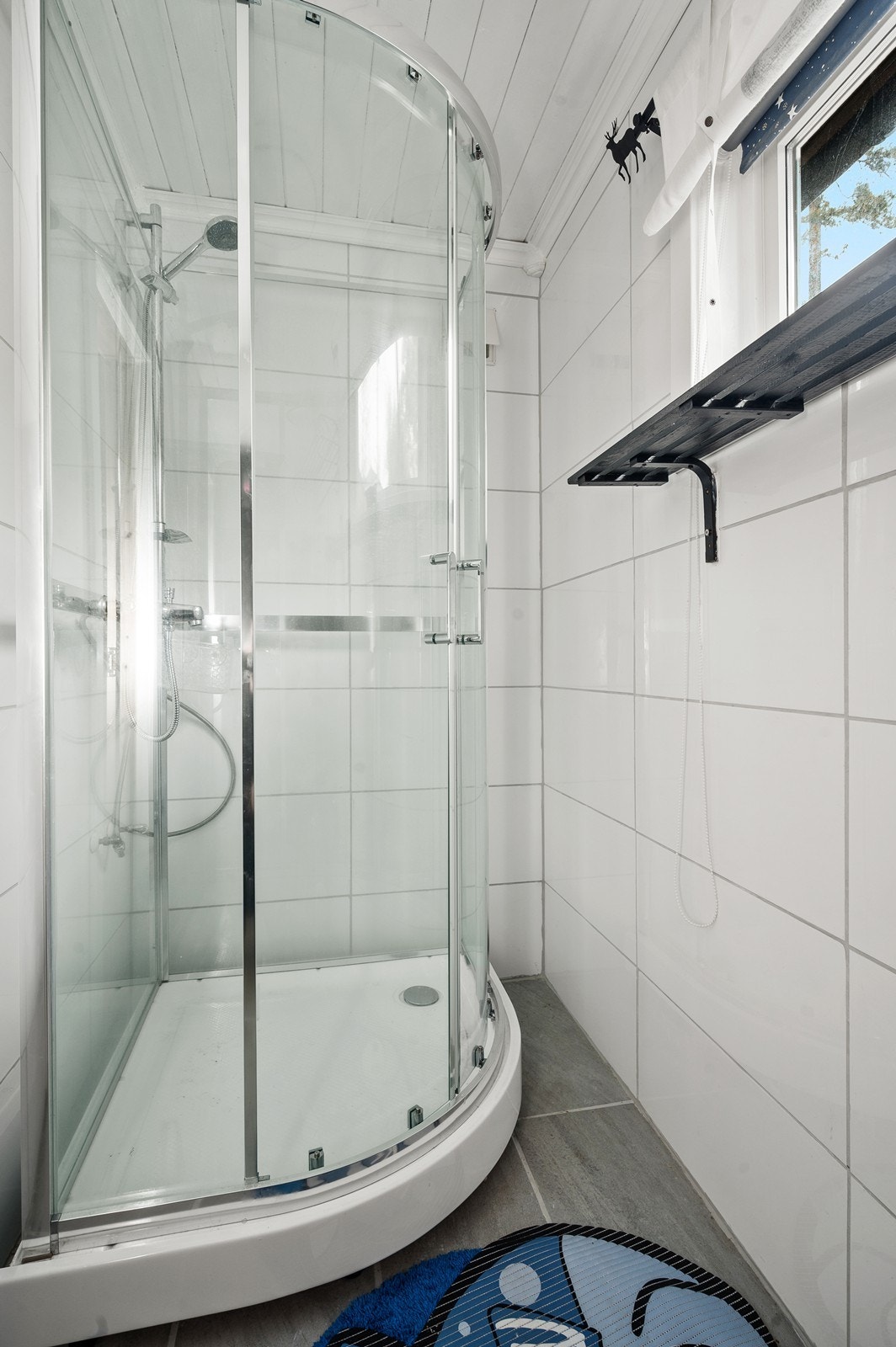 Badet er utført som egeninnsats og har fliser på vegger og gulv Galleribilde