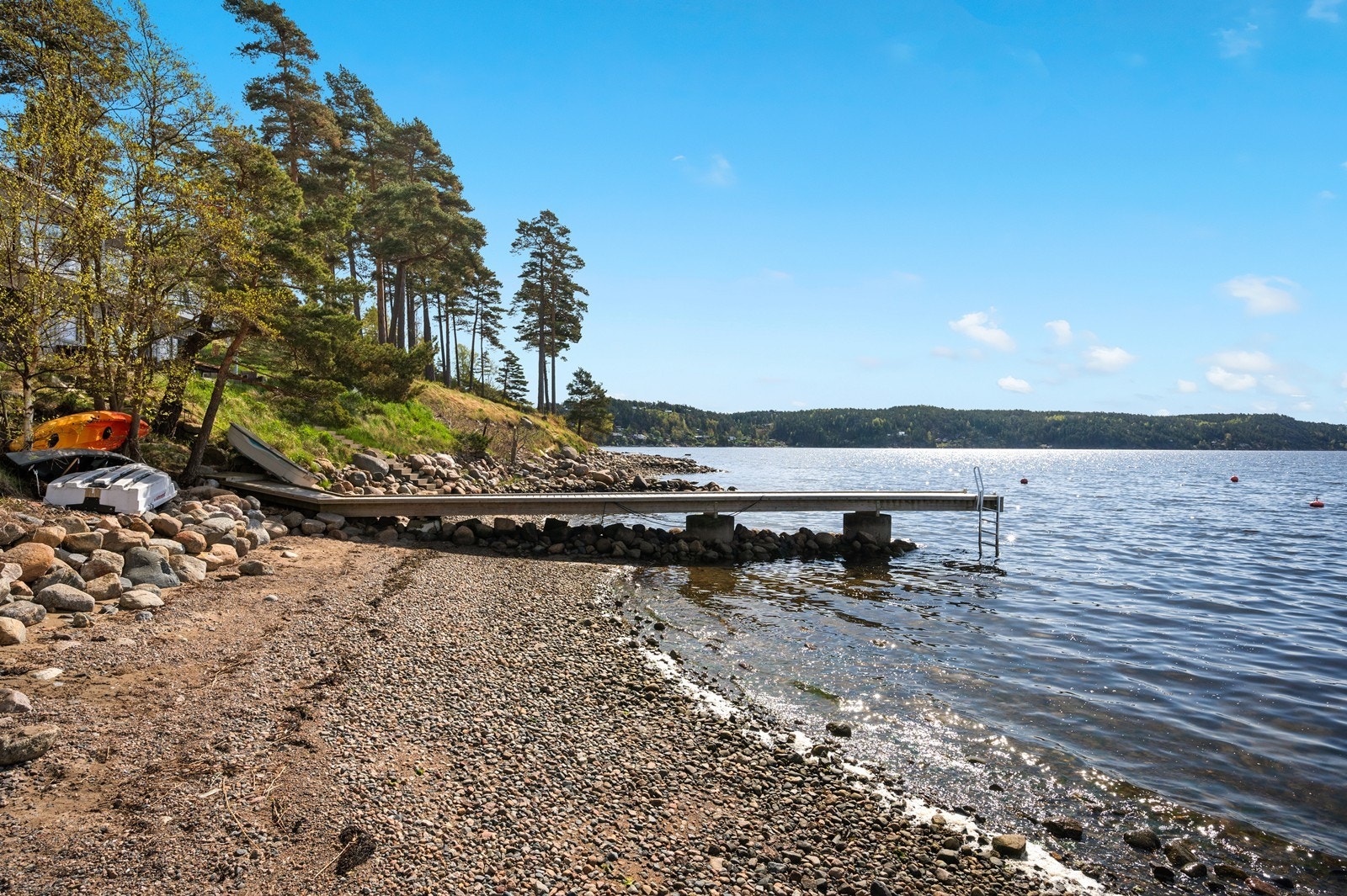 Eiendommen har felles brygge med tilliggende hytter og bøye med båtplass Galleribilde