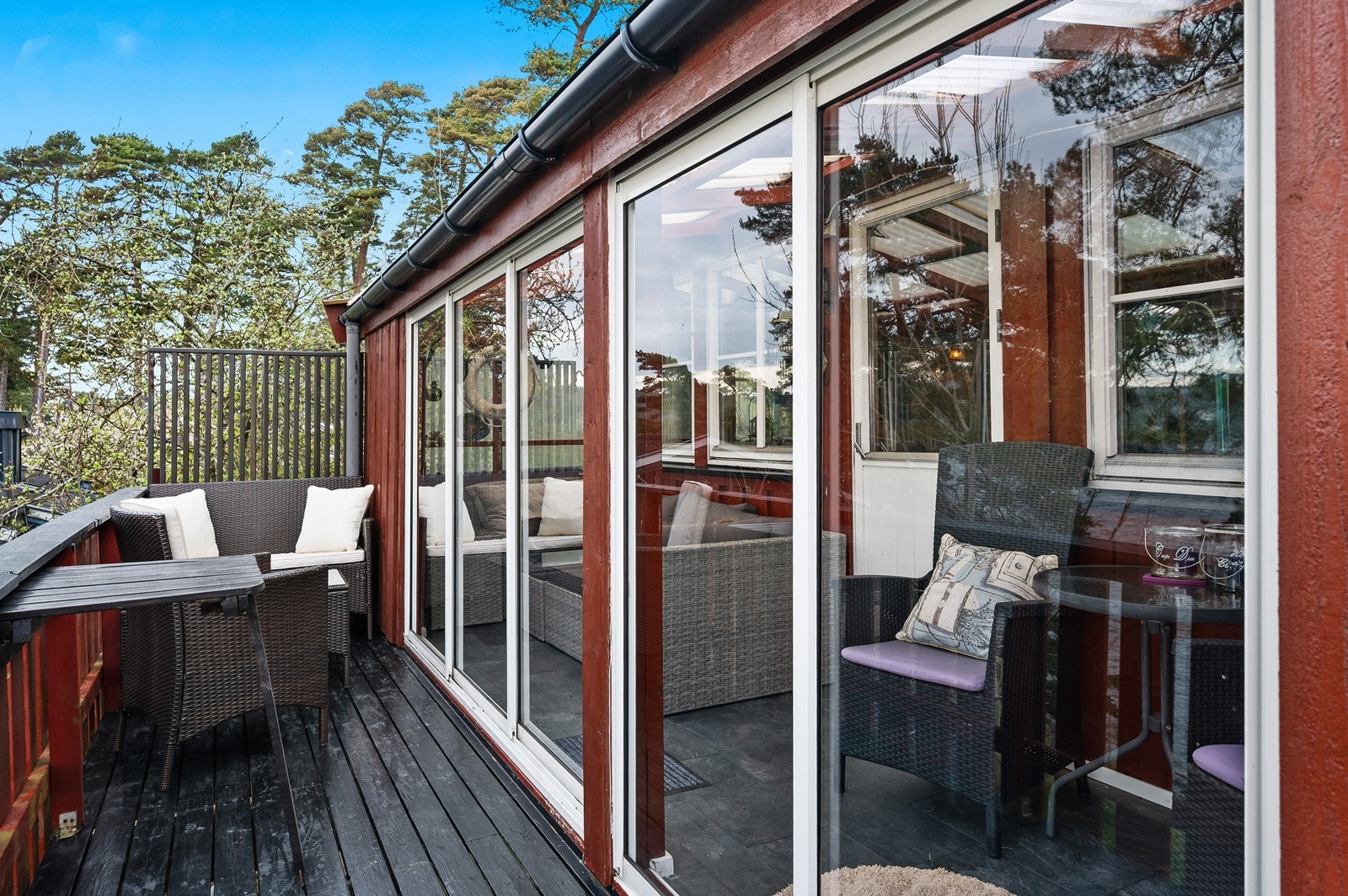 Verandaen vender mot sydvest og har gode solforhold Galleribilde
