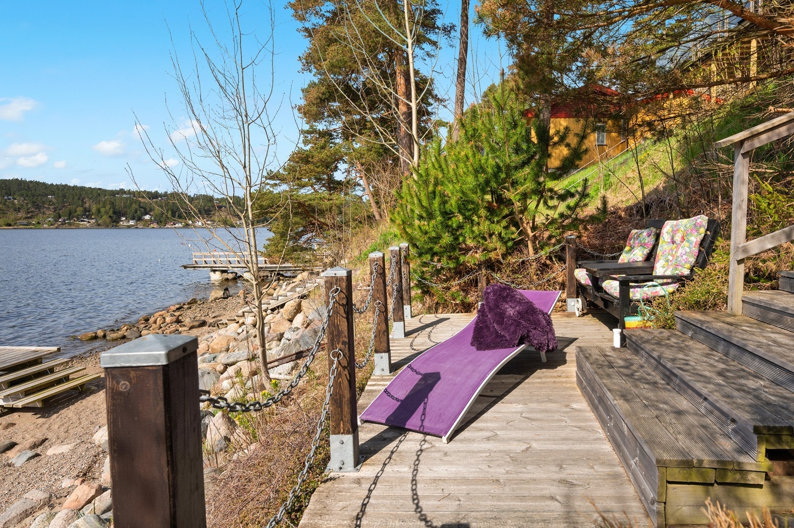 Pent opparbeidet terrasse kun noen meter fra vannkanten Galleribilde