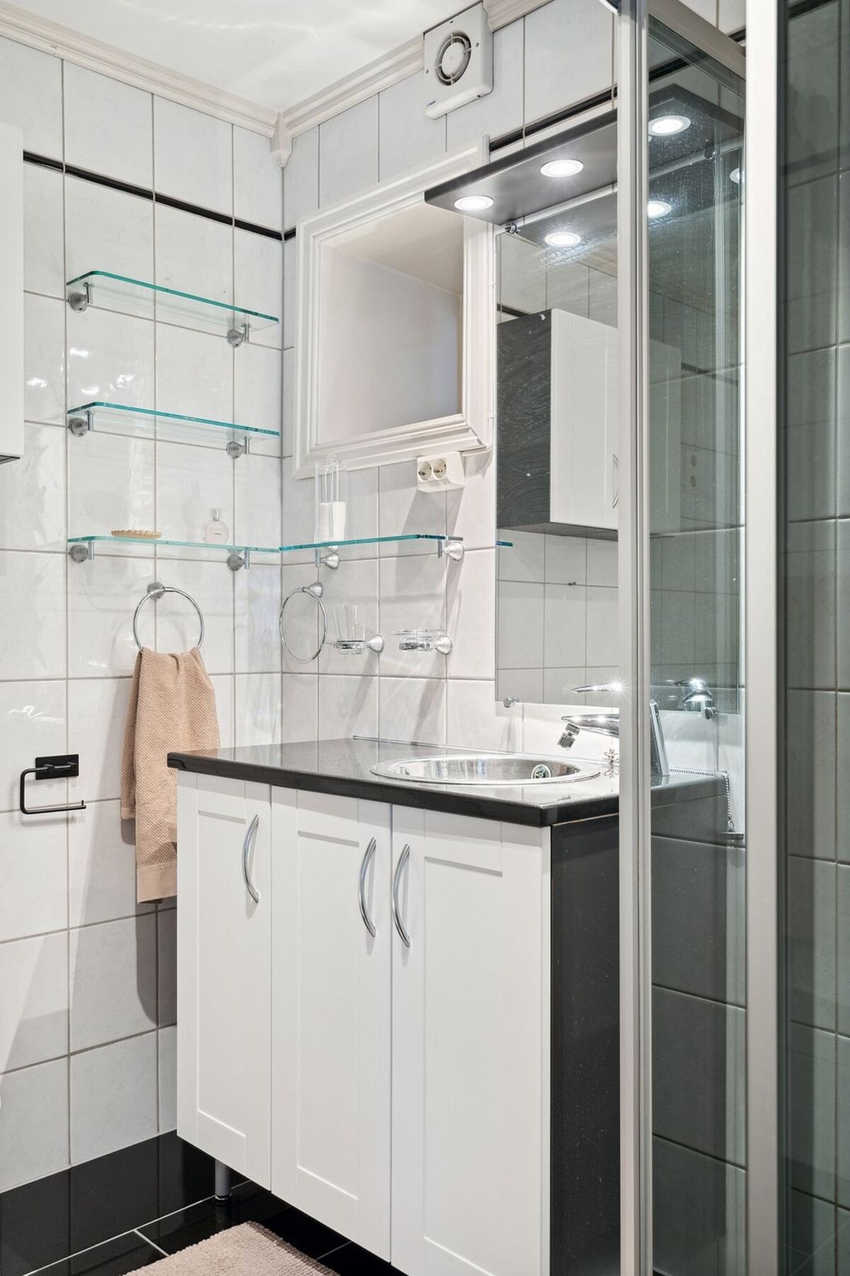 Baderomsinnredning. Galleribilde