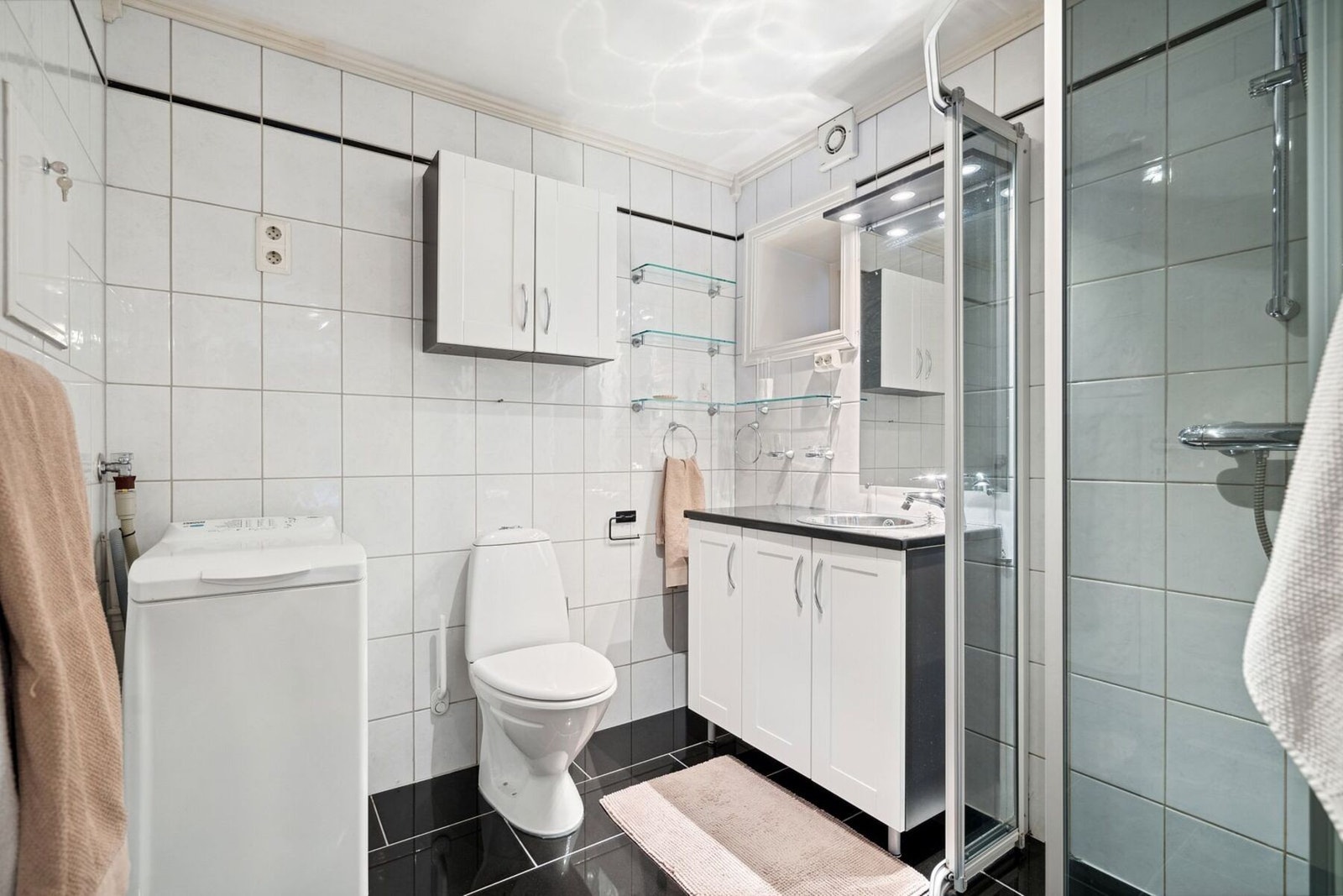 Flott flislagt bad med opplegg for vaskemaskin. Galleribilde