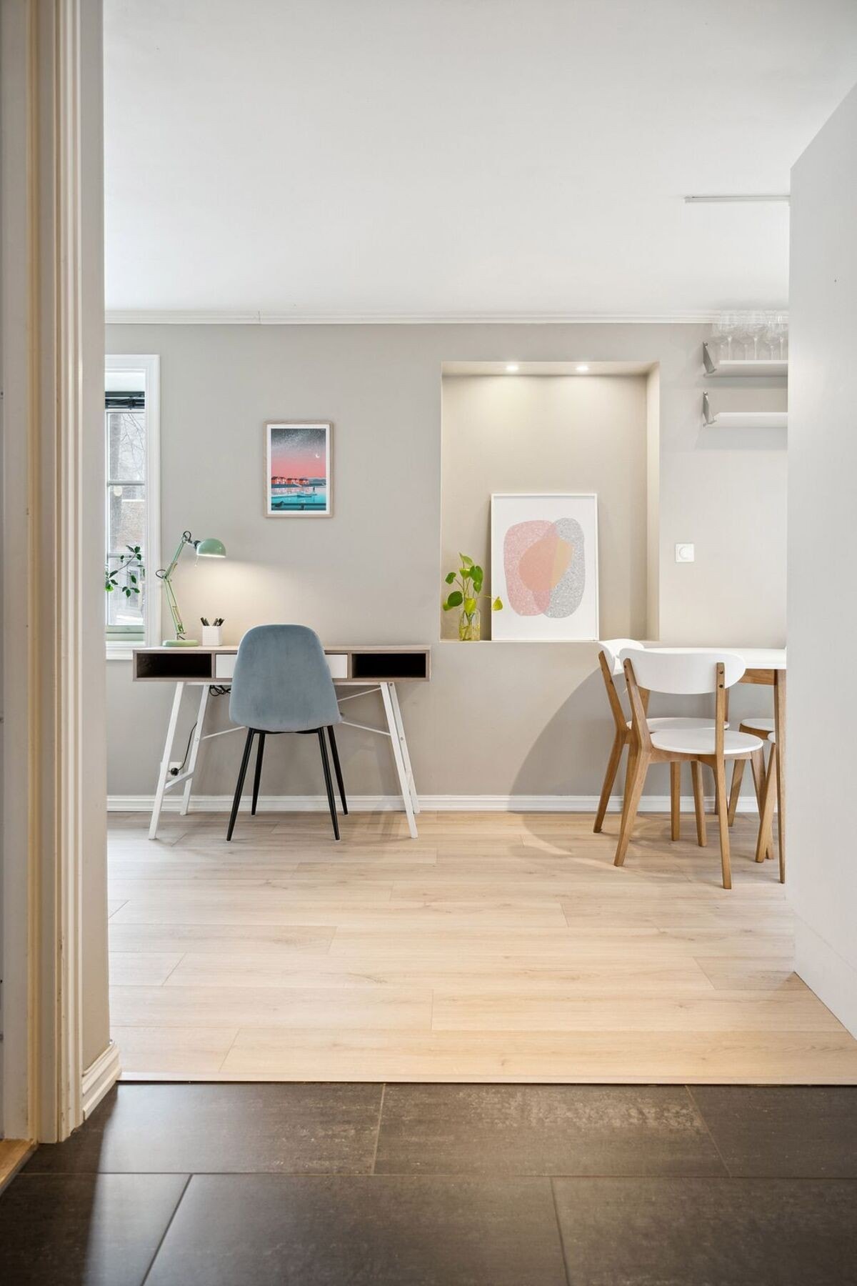 Fra gang så kommer man inn i stue/kjøkken. Galleribilde