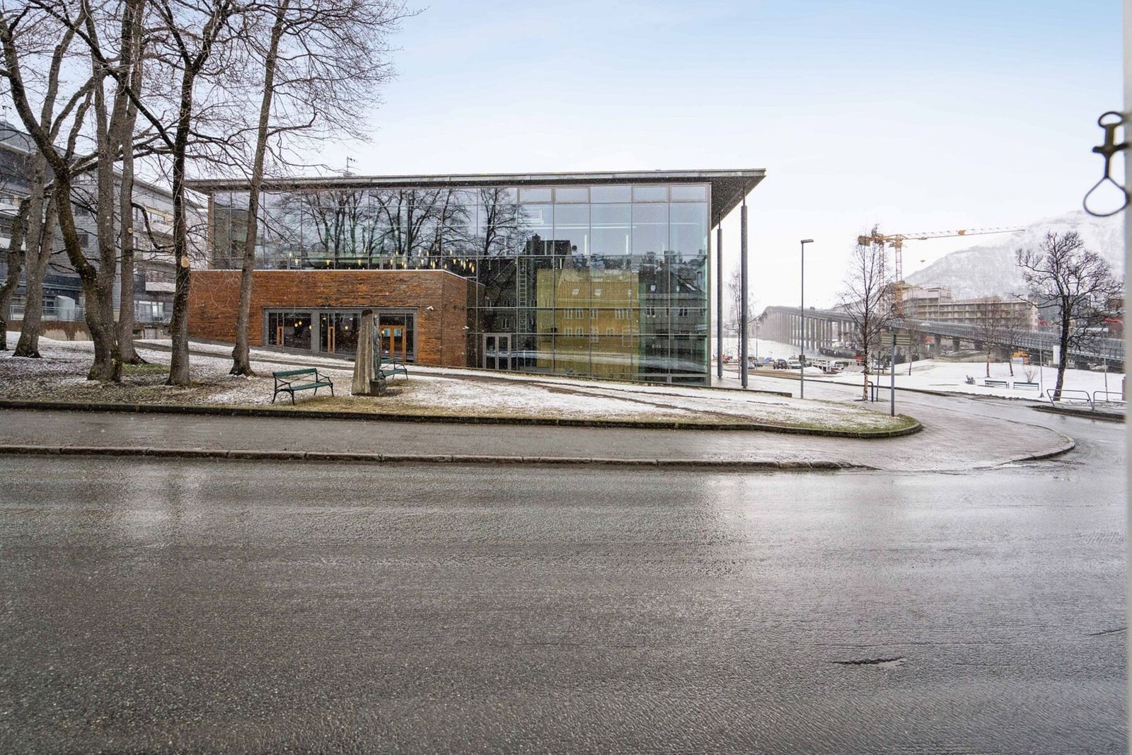 Leiligheten ligger i nordbyen rett ovenfor Tinghuset/Tromsøbrua. Galleribilde