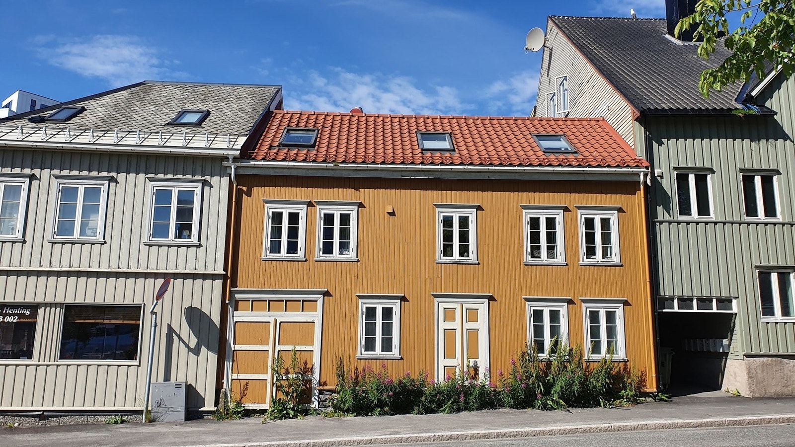 Fasade sommer. Galleribilde