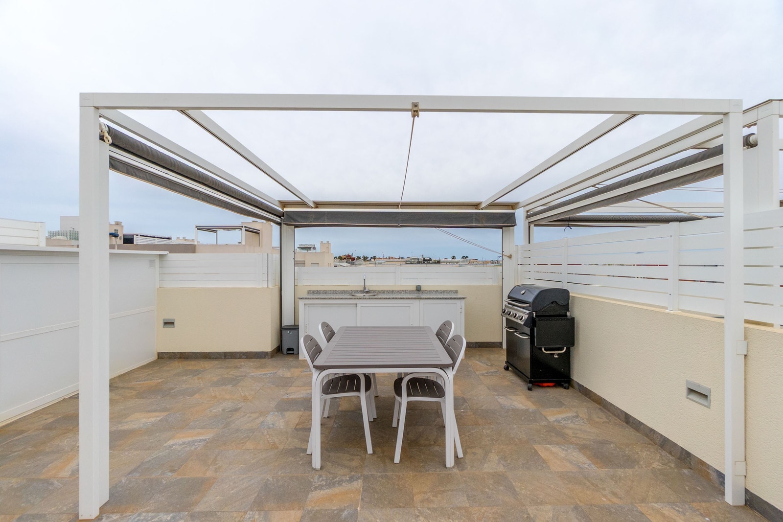 Stor takterrasse med utekjøkken og pergola persienner Galleribilde