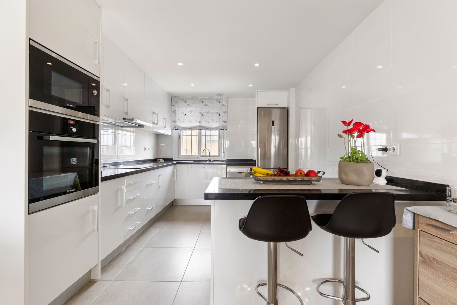 Romslig og moderne kjøkken Galleribilde