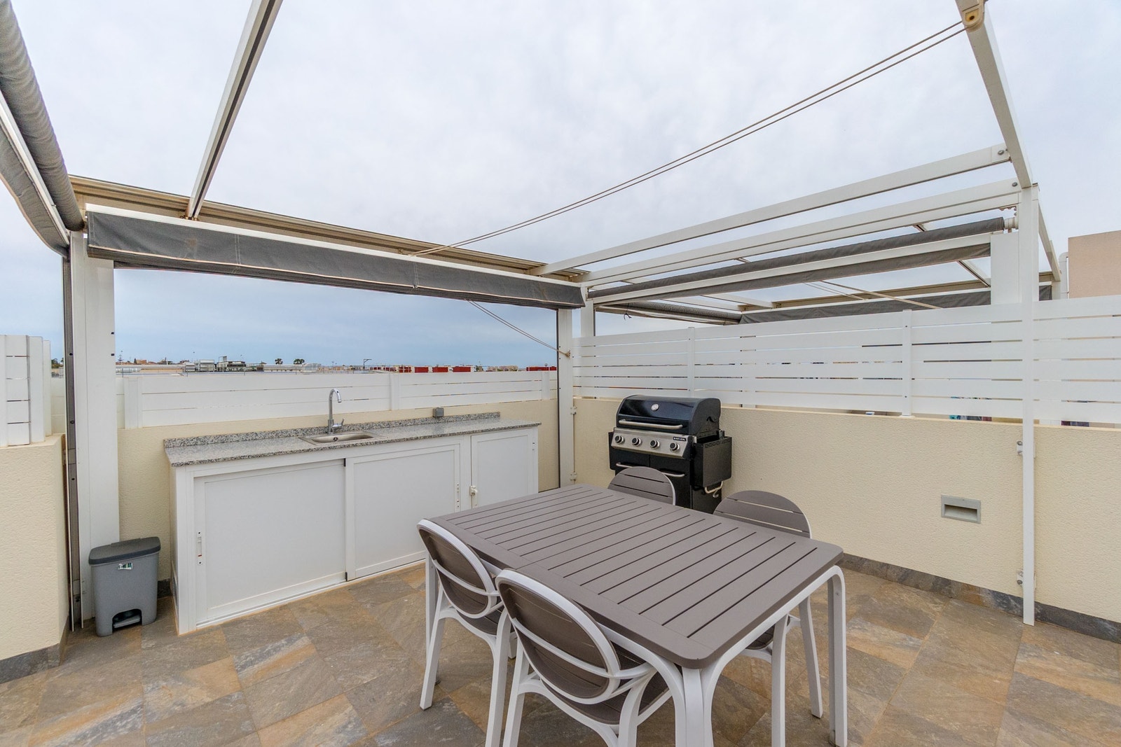 Stor takterrasse med utekjøkken og pergola persienner Galleribilde