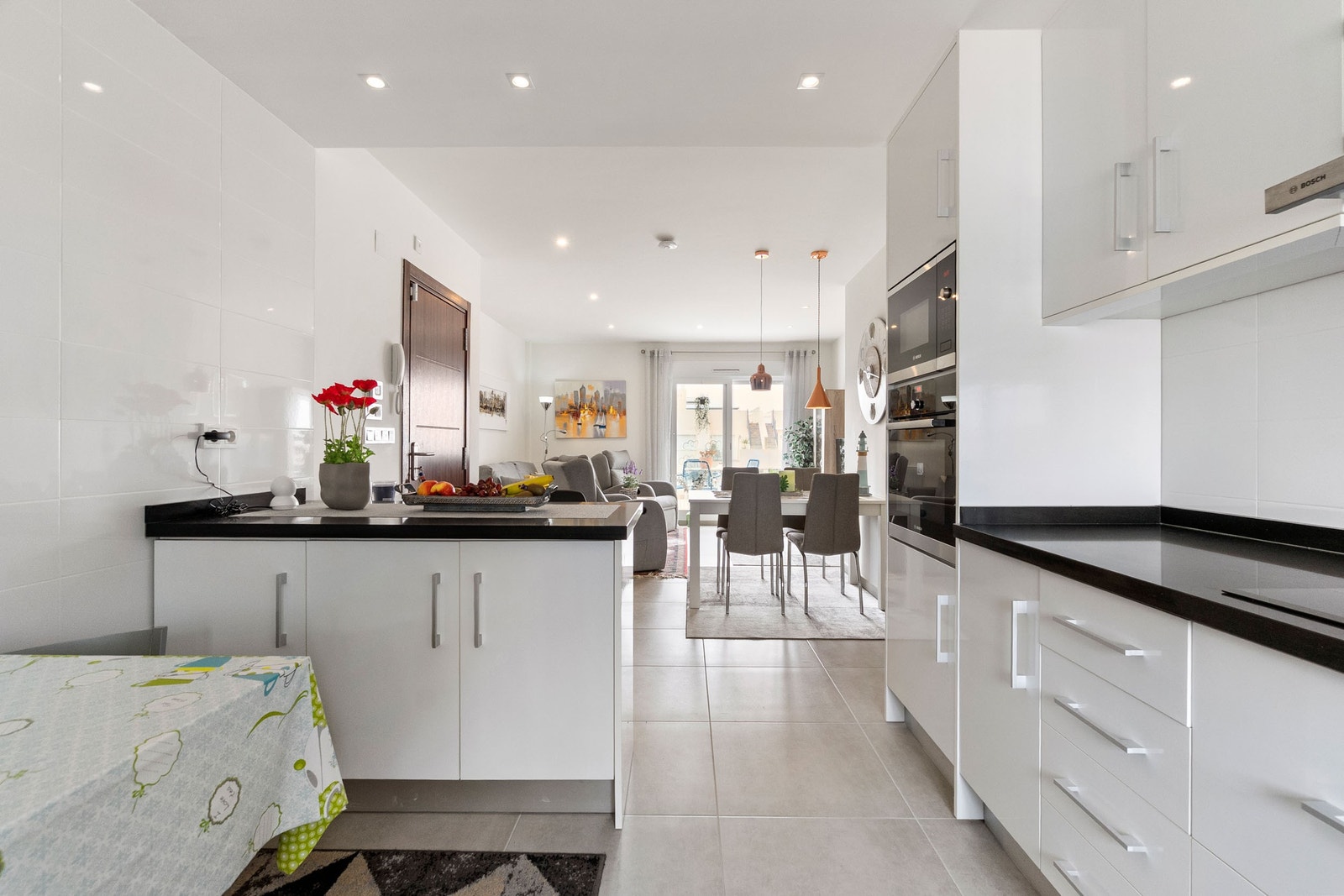 Romslig og moderne kjøkken Galleribilde