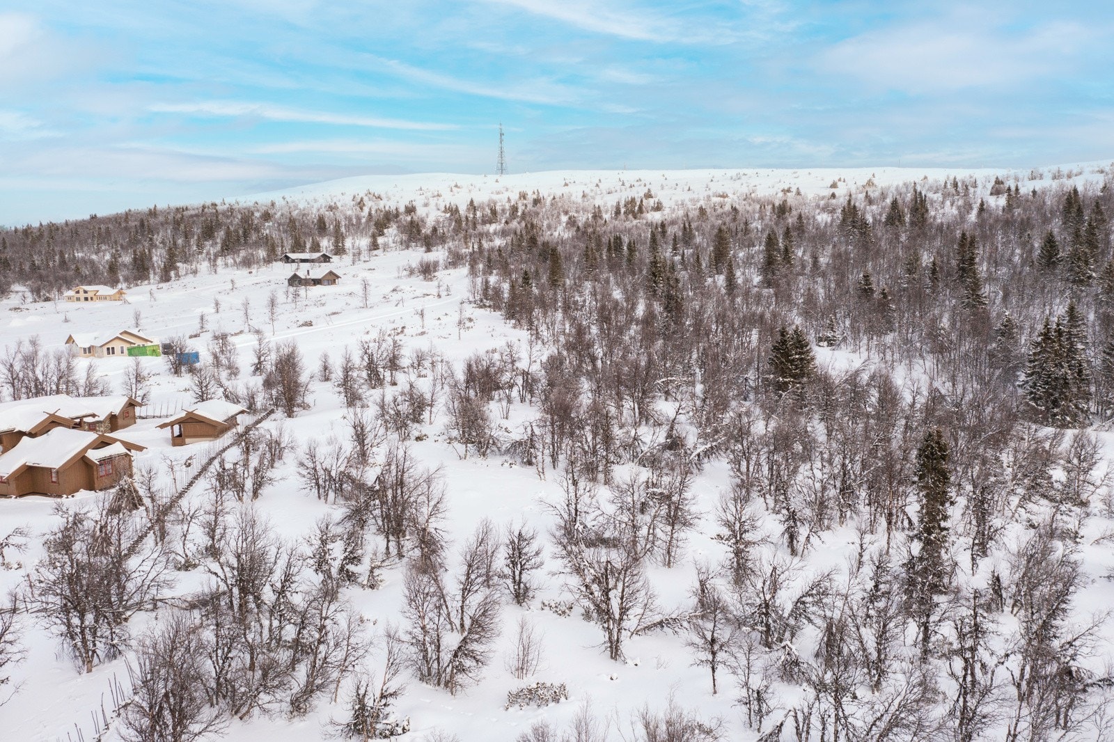 Det er ikke opparbeidet vei til tomtene, dette må arrangeres og bekostes av kjøper Galleribilde