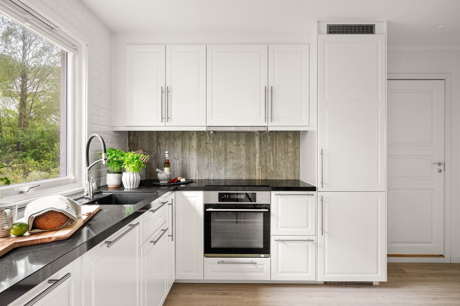 Her er det rikelig med plass til både matlaging og oppbevaring Galleribilde