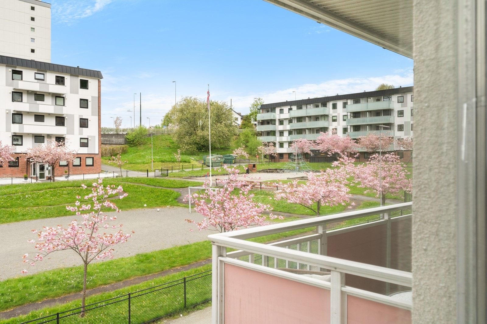 Fra soverommet har du utsyn mot den hyggelige lekeplassen like utenfor bygget. Galleribilde