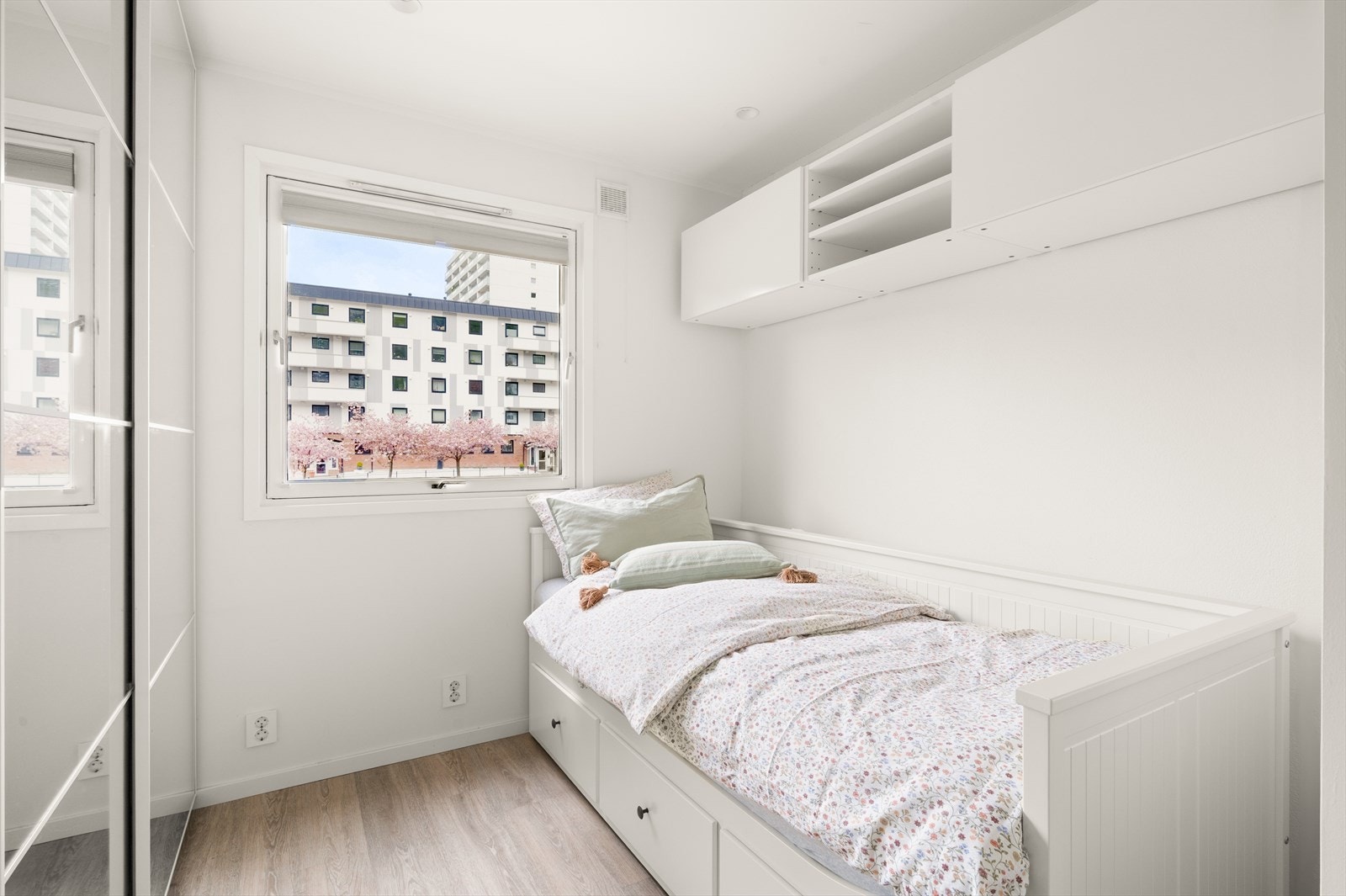 Soverommet er utstyrt med romslig garderobeskap som gir godt med oppbevaringsplass. Galleribilde