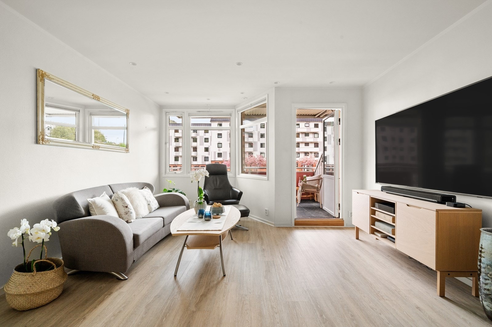 Fra stuen er det utgang til en hyggelig balkong målt til 5,2 m². Et perfekt sted for å nyte varme dager. Galleribilde