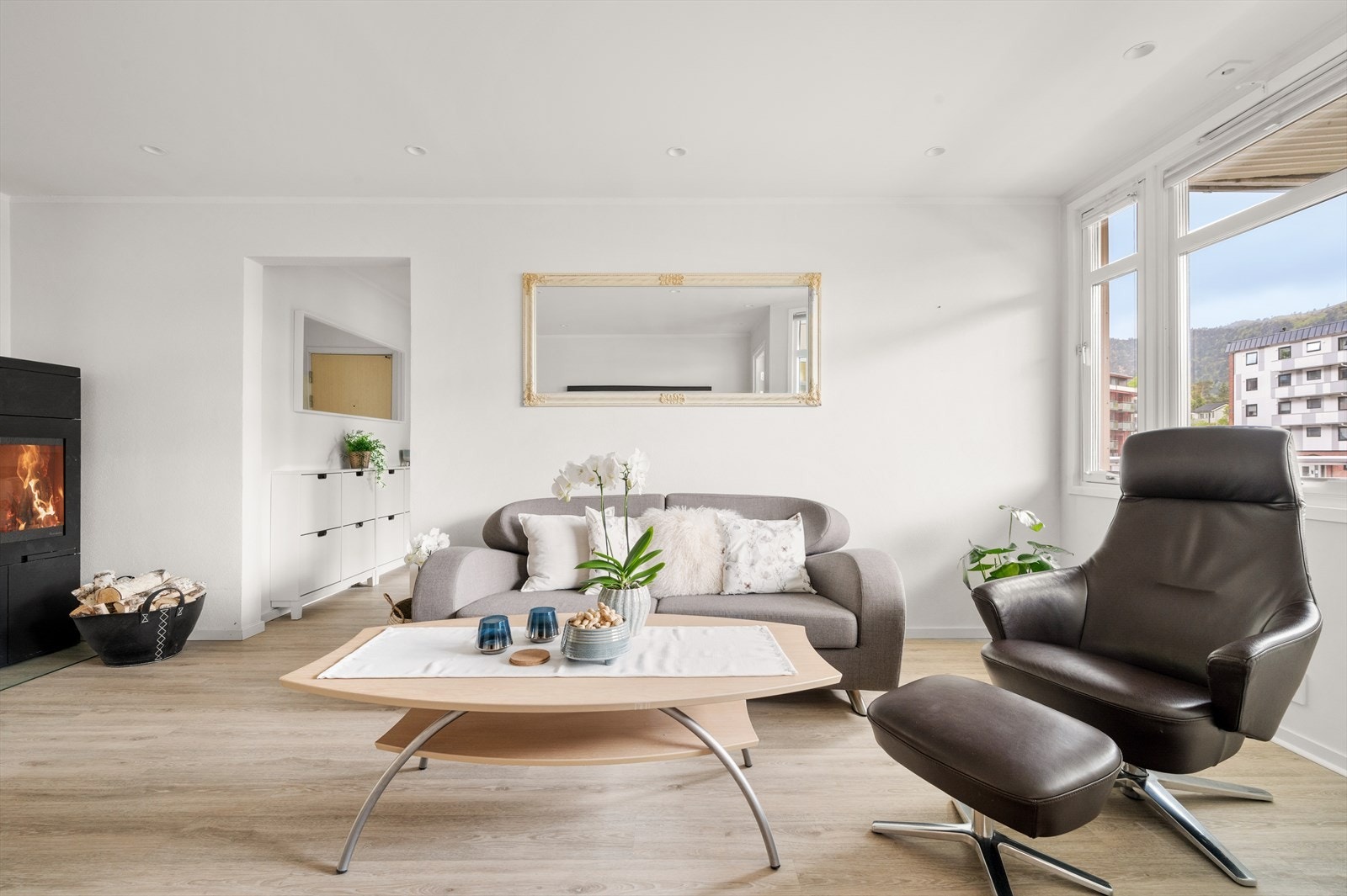 Her blir vi møtt av en åpen stue/-kjøkkenløsning som gir plass til både sofa- og spisebordsgruppe. Galleribilde