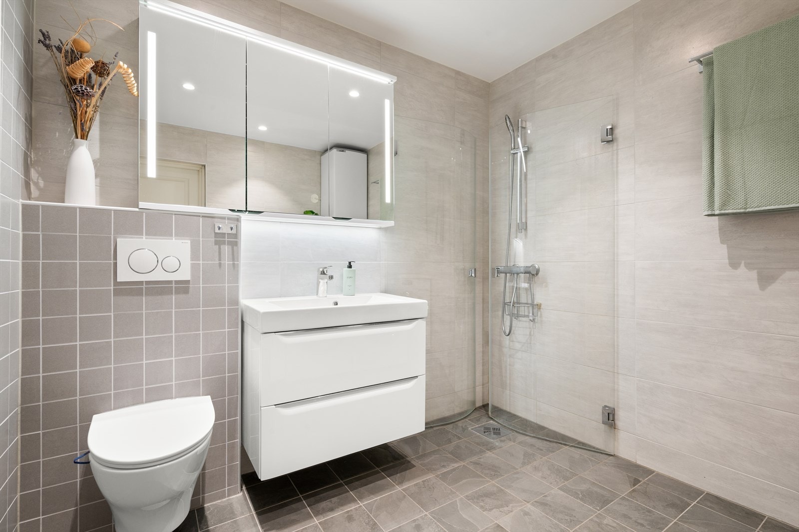 Badet er målt til 6,4 m² Galleribilde