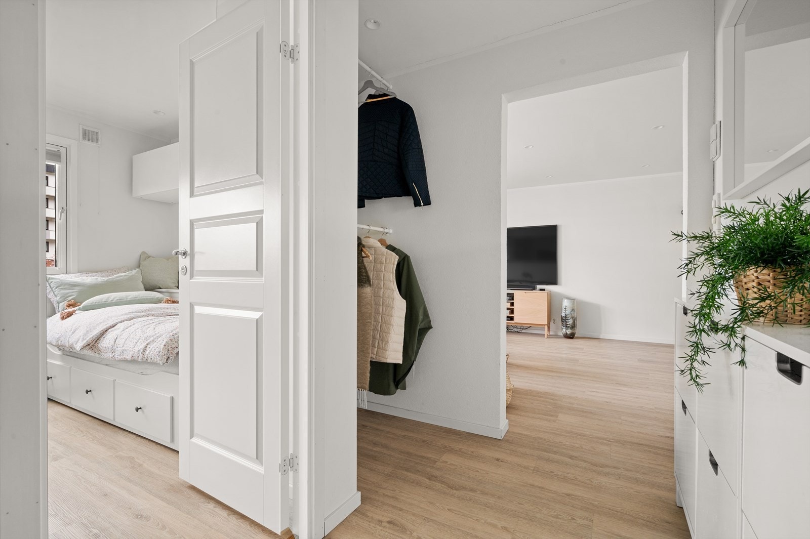 Velkommen inn - allerede i entréen møtes du av et lyst og innbydende førsteinntrykk. Rommet er romslig og funksjonelt, med god plass til garderobeskap, skohylle eller knaggrekke for praktisk oppbevaring av yttertøy og sko. Galleribilde