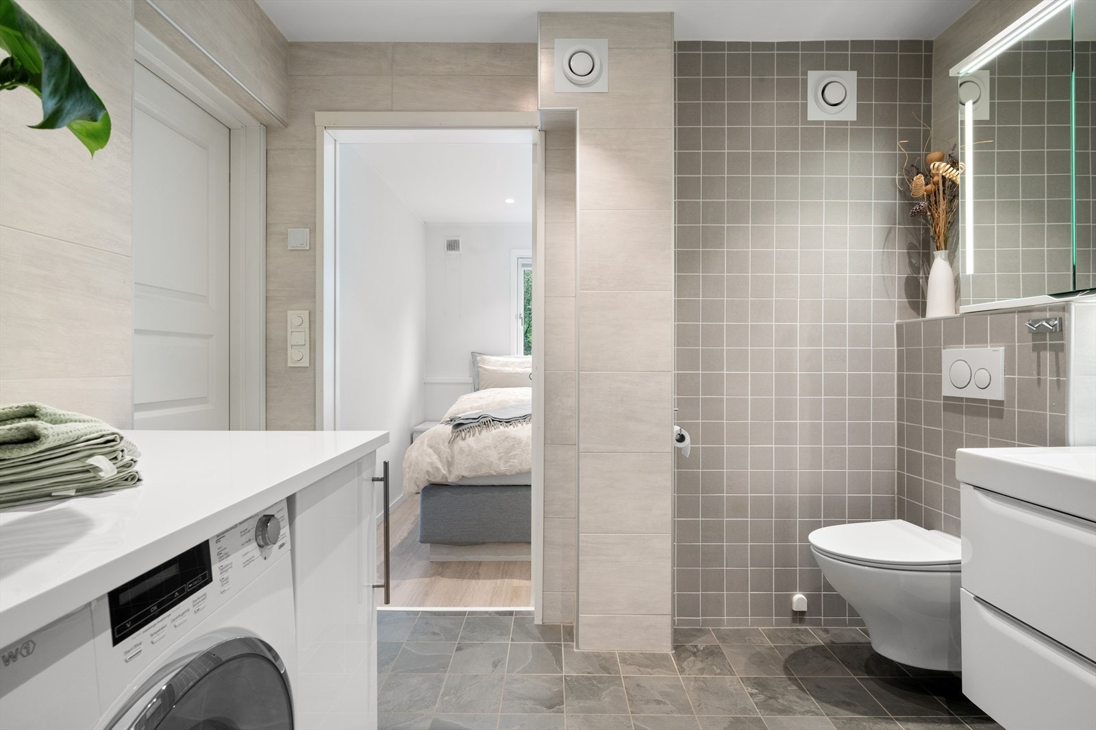 For ekstra komfort er badet utstyrt med varmekabler i gulv og spotter i himling. Galleribilde