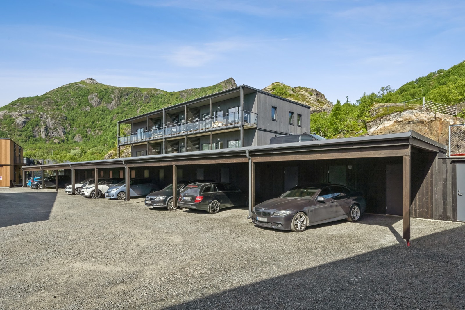 Det medfølger parkering i carport, sportsbod i bakkant. Galleribilde